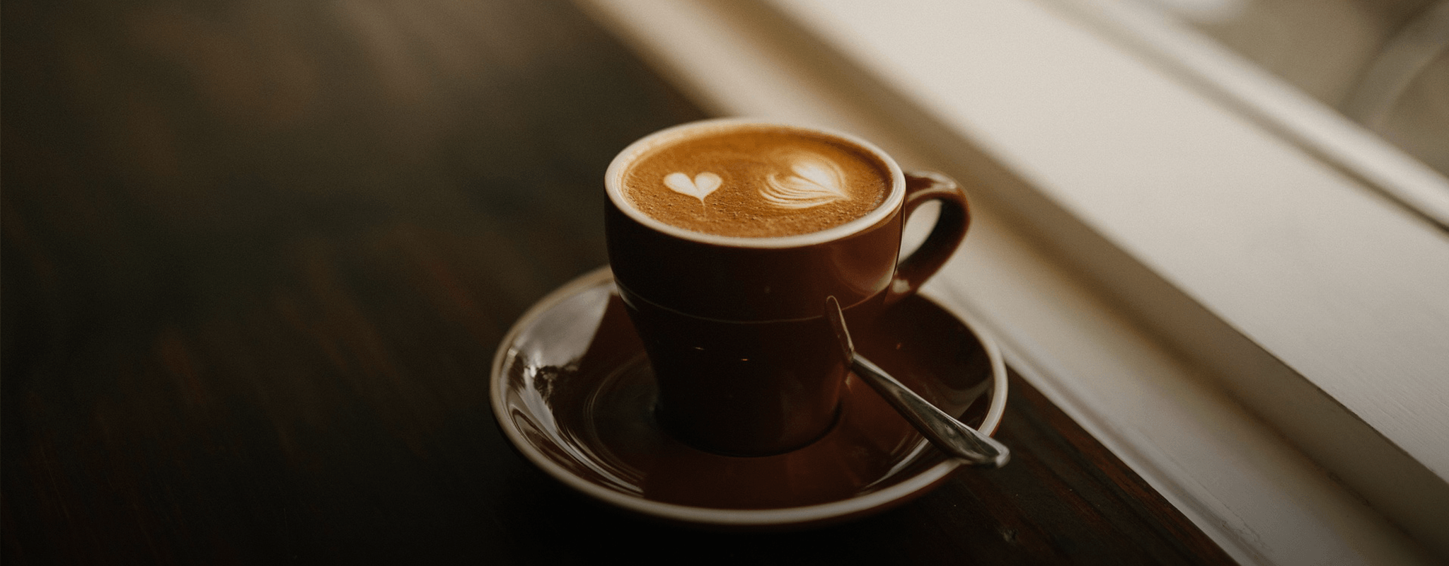 Kaffekopp på fönsterbräde, en måndag