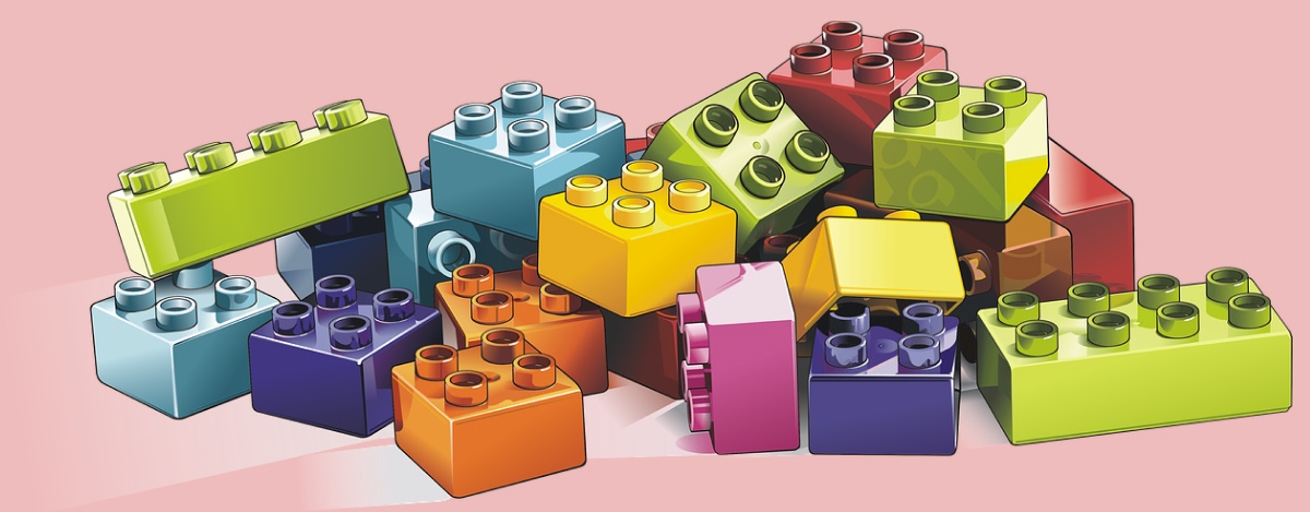 Illustrerade LEGO-bitar i olika färger mot en rosa bakgrund.