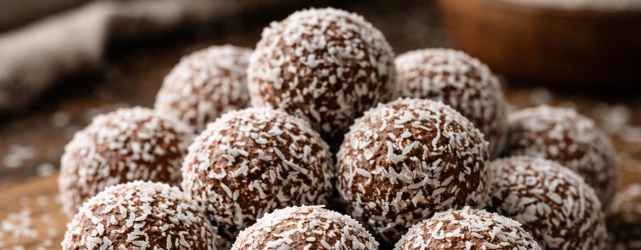 Sten Stures ben Chokladbollar täckta av kokos ligger i en hög.