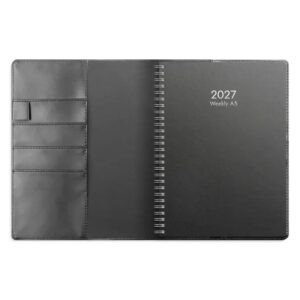 Kalender Weekly A5 svart konstläder med slejf 2027
